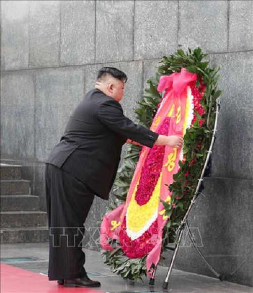 Chủ tịch Triều Tiên Kim Jong-un  đặt vòng hoa và vào Lăng viếng Chủ tịch Hồ Chí Minh.